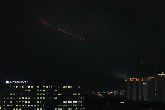 4일 오후 6시5분쯤 대구 남구 앞산에서 원인을 알 수 없는 산불이 발생해 산림과 소방 당국이 진화에 나선 가운데 산불 발생 약 4시간25분 만에 주불이 진화됐다. 사진은 날이 어두워진 앞산에 불길이 번지는 모습. 2023.3.4/뉴스1