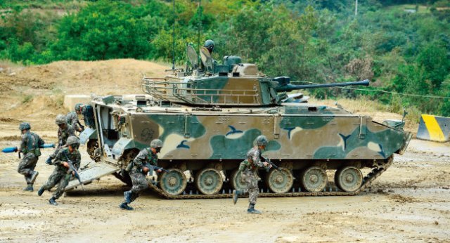 K-21 보병전투장갑차에서 한국군 장병들이 하차하고 있다. 뉴시스