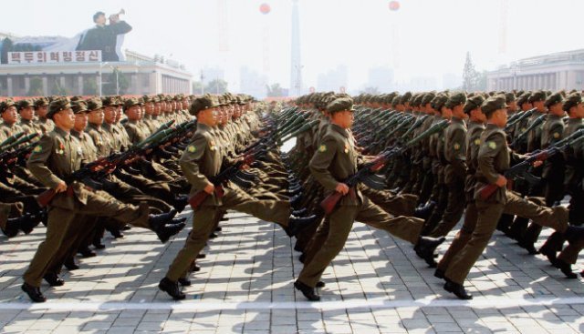 북한군 열병식에서 대전차 무기를 든 병력이 행진하고 있다. 뉴시스