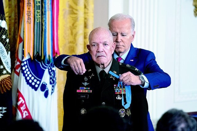 조 바이든 미국 대통령이 3일(현지 시간) 워싱턴 백악관에서 베트남전쟁에 참전한 흑인 장교 패리스 데이비스 전 육군 대령(왼쪽)에게 최고 무공훈장인 ‘명예훈장’을 걸어주고 있다. 워싱턴=AP 뉴시스