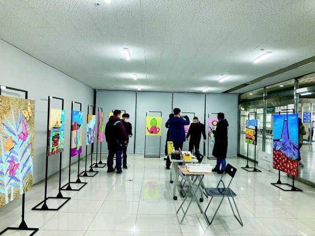 부산 금정구 부산종합버스터미널의 공실에서 발달장애 작가 7명의 회화작품 전시회가 열리고 있다. 부산시설공단 제공