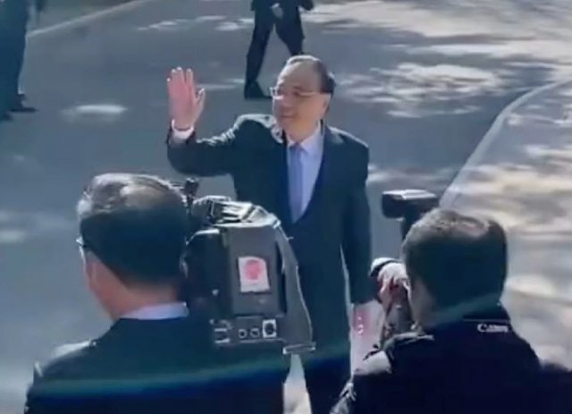 최근 퇴임을 앞두고 정부 부처를 순회하고 있는 리커창 중국 총리(가운데)가 직원들에게 환한 표정으로 손을 들어 보이고 있다. 
외신들은 리 총리의 고별인사 영상이 중국 당국의 검열을 피해 온라인에서 퍼지고 있다고 보도했다. 사진 출처 웨이보