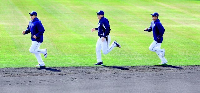 분위기도 중심, 타격도 중심 2023 월드베이스볼클래식(WBC) 한국 야구 대표팀의 김현수(가운데)가 5일 일본 오사카 마이시마 버펄로스 스타디움에서 주루 
훈련을 하고 있다. 대표팀 주장을 맡은 김현수는 밝은 표정과 활기 넘치는 모습으로 이날 훈련 분위기를 이끌었다. 오사카=뉴시스