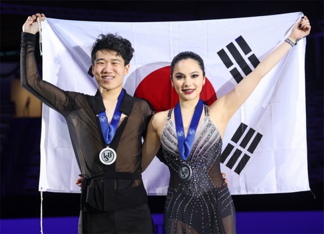 5일 캐나다 캘거리 윈스포츠 이벤트 센터에서 열린 2022∼2023시즌 국제빙상경기연맹(ISU) 주니어 세계선수권대회 아이스댄스 부문 시상식에서 은메달을 목에 건 임해나(오른쪽)-예콴이 태극기를 펼쳐 들고 있다. 두 선수는 마지막 주니어 무대였던 이번 대회에서 팀 최고점을 경신하며 아시아 선수 최초로 주니어 세계선수권 은메달을 차지했다. ISU 제공