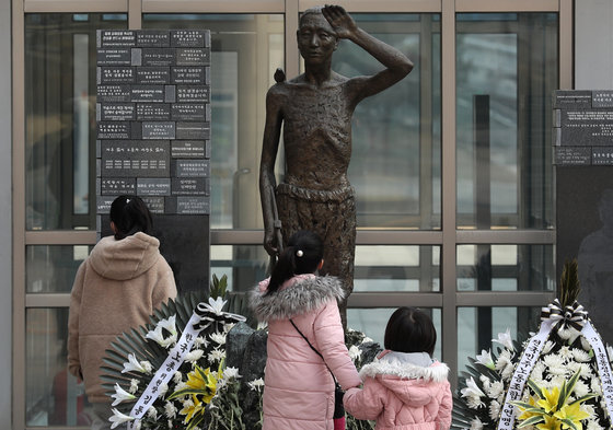 5일 서울 용산구 용산역광장에서 시민들이 강제징용노동자상을 살펴보고 있다. 정부는 한일관계 최대 현안인 일제강점기 강제징용 피해자 배상문제에 대해 ‘제3자 변제’ 방식을 골자로 하는 해법을 오는 6일 공식 발표할 예정이다. 2023.3.5/뉴스1