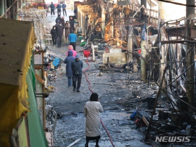 5일 오전 인천 동구 현대시장에서 전날 발생한 화재로 전체 점포 212곳 중 55곳이 불에 탔다. 뉴시스