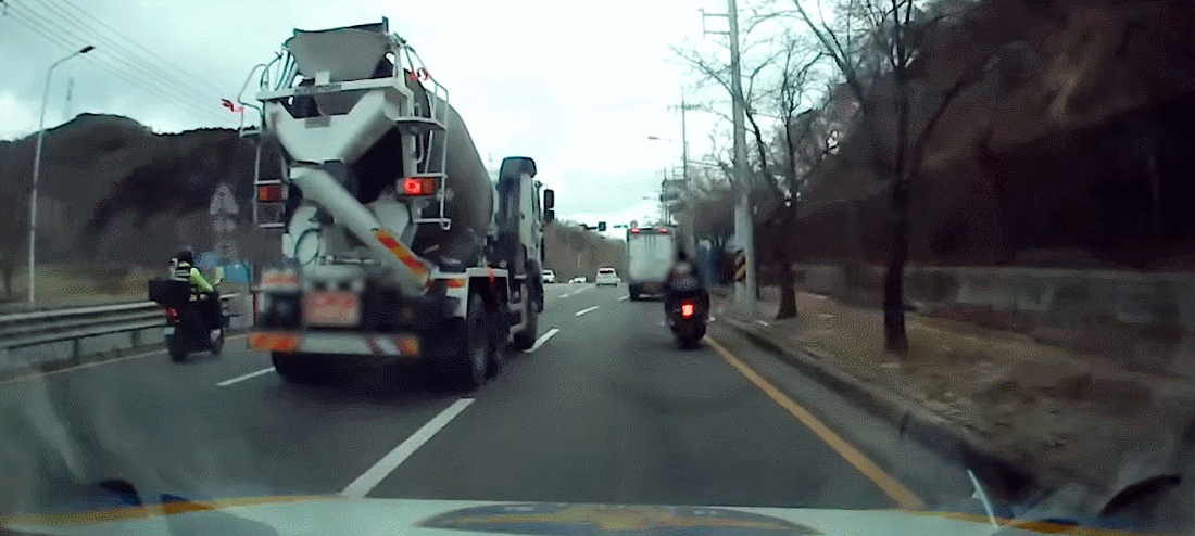 도망가던 오토바이 운전자들이 레미콘 차량에 의해 검거됐다. 경찰청 유튜브