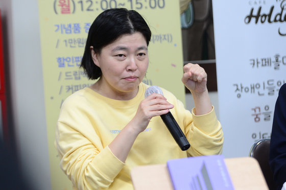 임은정 대구지검 중요경제범죄조사단 부장검사가 6일 오후 광주 광산구청 내 광주 인화원 출신 바리스타들이 커피를 내려주는 카페홀더 앞에서 열린 ‘10주년 카페홀더 광산구청점’ 의 10번째 생일을 축하하는 토크콘서트에 참여하고 있다. 2023.3.6/뉴스1