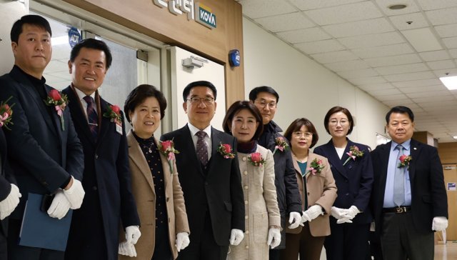 구로구가 지난달 22일 청년창업지원센터 현판식을 열고 있다. 왼쪽에서 네번째가 문헌일 구로구청장. 구로구 제공