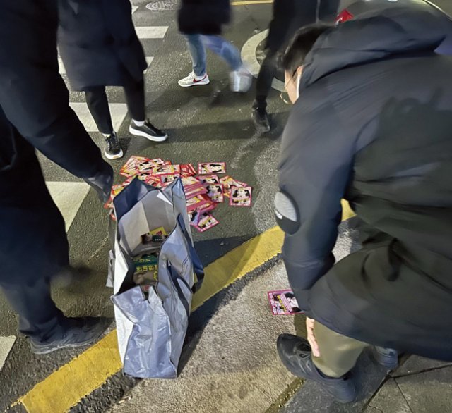 강남구에서 불법 선정성 전단지를 수거하고 단속하는 현장. 강남구 제공