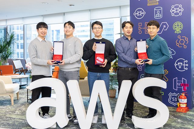 AWS ENT 부스트 프로그램에서 수상한 기업 관계자들, 왼쪽부터 동화기업 정우람, 강도영 대리, 농심 정광진 리드 데이터 사이언티스트, 포스코 이민성, 김재현 수석연구원. 제공=AWS