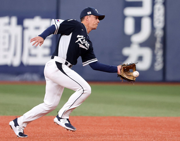 6일 오후 일본 오사카 교세라 돔에서 열린 대한민국 WBC 대표팀과 일본 프로야구 오릭스 버팔로스와의 경기, 대표팀 2루수 토미 현수 에드먼이 1회말 무사 1루에서 2루수 앞 땅볼을 잡아내고 있다. 2023.3.6 뉴스1