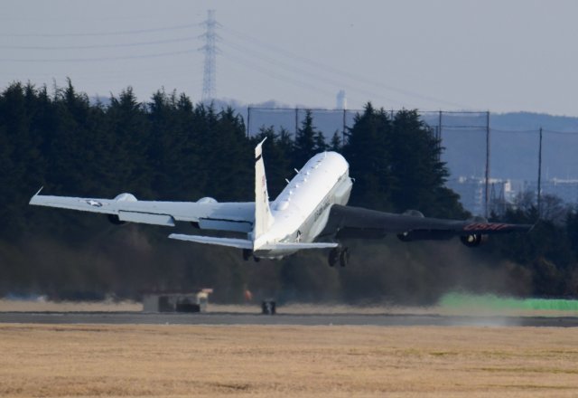 지난 4일 오키나와 미공군기지를 이륙하는 RC-135S 코브라 볼  사진출처 트위터