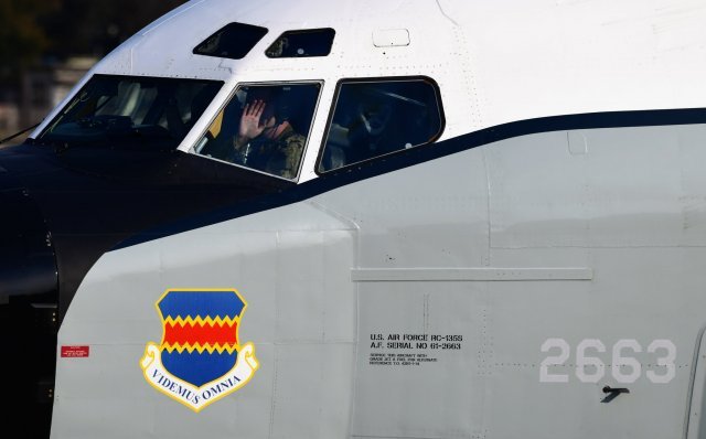 지난 4일 오키나와 미공군기지를 이륙하는 RC-135S 코브라 볼  사진출처 트위터