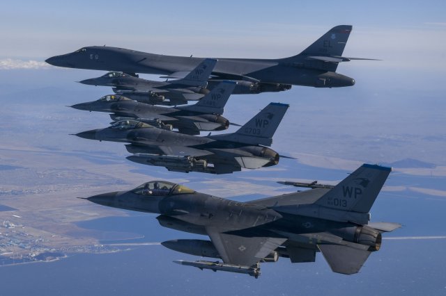한미 양국 군이 북한의 대륙간탄도미사일(ICBM) 도발 다음날인 지난달 19일 미 공군 전략폭격기 B-1B ‘랜서’를 전투기로 호위하는 방식으로 연합 편대비행을 하고 있다. 이날 비행엔 우리 공군에선 F-35A 스텔스 전투기와 F-15K 전투기가, 그리고 미군 측에선 B-1B 폭격기와 더불어 주한 미 공군의 F-16 전투기 등 총 10여대가 훈련에 참가한 것으로 알려졌다. (합참 제공)
