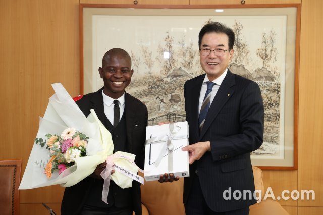 이성희 농협중앙회장(오른쪽)이 6일 서울 중구 농협중앙회 본관에서 열린 한국농협 초청 유학생 환영행사에서 가나 유학생과 기념촬영하고 있다. 농협 제공