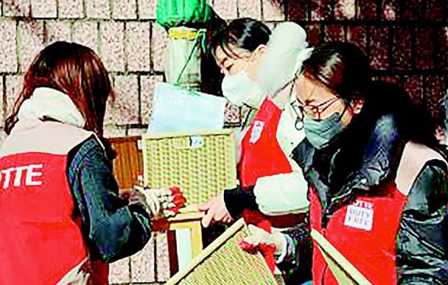 지난달 20일 롯데면세점 직원들이 인천의 한 다문화가정을 찾아가 가재도구를 옮기고 있다. 롯데면세점 제공