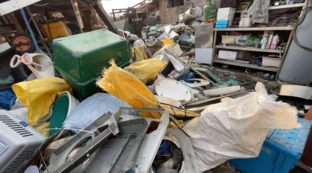 동물보호법 위반 혐의로 입건된 60대 남성 A 씨의 집 마당이 쓰레기로 가득 차 있다. 유튜브 채널 ‘케어’ 영상 캡처