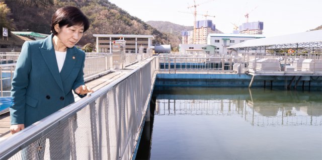 한화진 환경부 장관이 3일 전남 화순군 용연정수장을 방문해 가뭄 대응 상황을 점검하고 있다. 환경부 제공