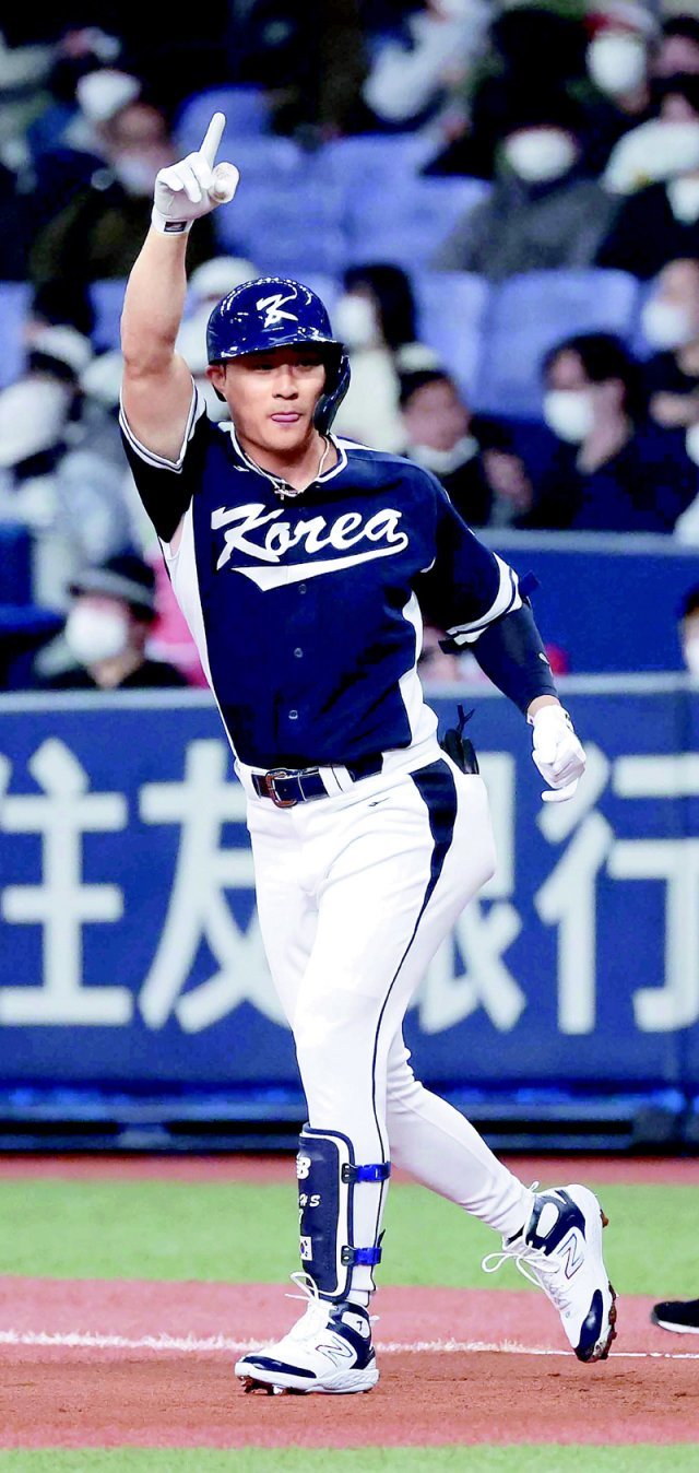 한국 야구 대표팀의 김하성이 6일 오릭스와의 공식 평가전에서 1회 좌전안타로 출루한 뒤 더그아웃의 동료들을 향해 세리머니를 하고 있다. 오사카=뉴시스