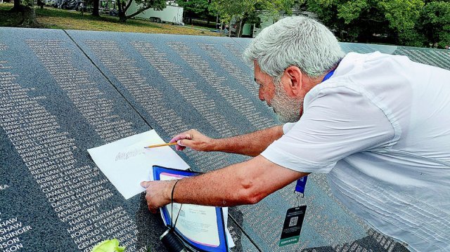 지난해 7월 미국 워싱턴의 한국전쟁 참전용사 기념공원을 방문한 한 시민이 미군 및 카투사 전사자 4만3000여 명의 이름이 새겨진 ‘추모의 벽’을 살펴보고 있다. 워싱턴=뉴스1