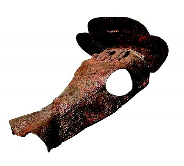 옥전 M3호분에서 출토된 철제 말투구 2점 가운데 하나. 얇은 쇠판 여러 매를 이어 붙여 만들었다. 길이 49.5cm, 5세기 후반. 국립진주박물관 제공