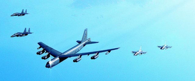 핵무장이 가능한 미국의 B-52H 전략폭격기가 6일 서해상에서 우리 공군의 F-15K·KF-16 전투기와 편대비행을 하면서 연합 공중훈련을 하고 있다. 국방부 제공