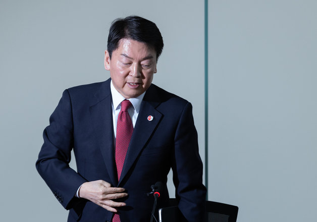 안철수 국민의힘 당대표 후보가 6일 오전 서울 여의도 국회 의원회관에서 열린 긴급 기자회견을 마친 후 간담회장을 나서고 있다. 2023.3.6 뉴스1