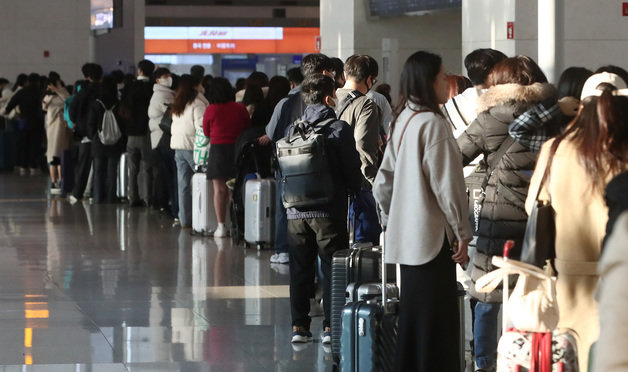 인천공항에서 일본으로 향하는 승객들이 탑승수속을 하기 위해 줄 서 기다리고 있다. 뉴스1
