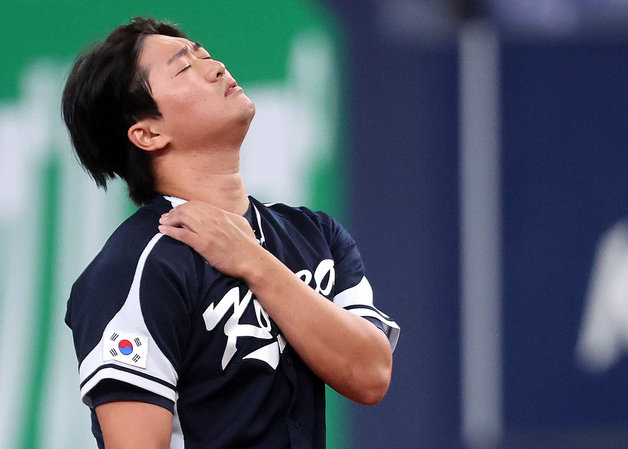 6일 오후 일본 오사카 교세라 돔에서 열린 대한민국 WBC 대표팀과 일본 프로야구 오릭스 버팔로스와의 경기, 대표팀 고우석이 8회말 1사 3루에서 어깨 근육 통증을 호소하고 있다. 2023.3.6 뉴스1