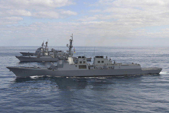 지난달 22일 동해상에서 우리 해군 구축함 ‘세종대왕함’과 미국 해군 구축함 ‘배리’, 일본 해상자위대 호위함 ‘아타고’(앞쪽부터)‘가 미사일 방어 훈련을 하고 있다. (합동참모본부 제공) 2023.2.22
