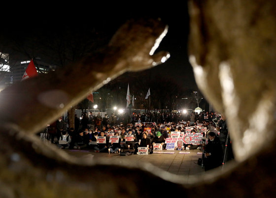 On the afternoon of the 6th, members of the Action for Justice and Peace in Korea and Japan, which are civic organizations such as the Justice and Memory Solidarity and the Institute for National Issues, hold a candlelight vigil in front of Seoul City Hall to denounce the Yoon Seok-yeol government’s compensation plan for victims of forced labor.  2023.3.6/News 1