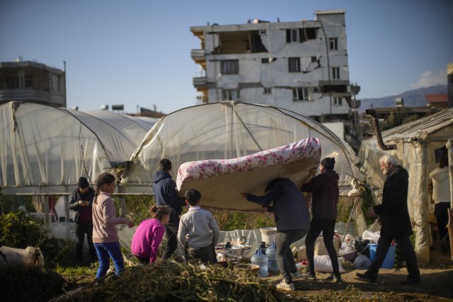 지난달 16일(현지 시간) 튀르키예 하타이주 사만다그에서 지진으로 집을 잃은 이재민들이 추위를 피하기 위해 비닐하우스로 매트리스를 옮기고 있다. 사만다그=AP 뉴시스