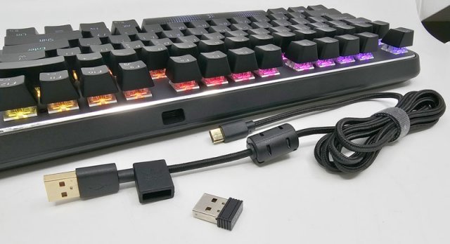 키보드 상단의 USB 타입-C 포트를 통해 PC와 연결하거나 배터리 충전을 한다. 동봉된 케이블의 홀더에 2.4GHz 리시버를 꽂아 보관도 가능 (출처=IT동아)