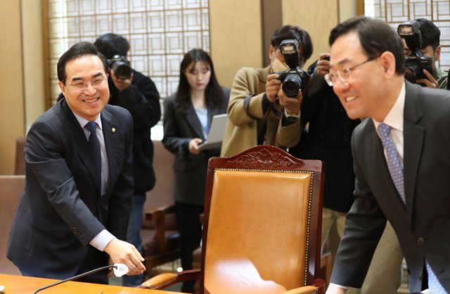 주호영 국민의힘 원내대표(왼쪽)와 박홍근 더불어민주당 원내대표가 7일 오전 서울 여의도 국회에서 열린 튀르키예·시리아 지진 피해 의연금 전달식에서 만나 악수하고 있다. 2023.3.7 뉴스1