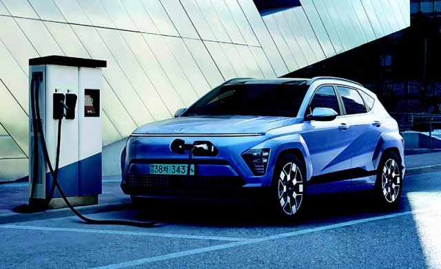 7일 전 세계에 처음 공개된 현대자동차의 전기차 새 모델 ‘디 올 뉴 코나 일렉트릭’이 충전되고 있다. 현대자동차 제공