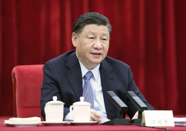 시진핑(習近平) 중국 국가주석이 6일 베이징에서 열린 중국인민정치협상회의에 참석해 중국민주건국회와 공상업연합회 관계자들의 이야기를 듣고 있다. 베이징=신화 뉴시스