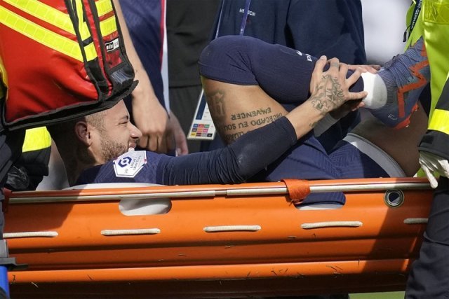 네이마르(파리 생제르맹)가 지난달 19일 릴과의 프랑스 리그1 경기에서 발목이 꺾이는 부상을 당해 들것에 실려 나가면서 고통스러워하고 있다. AP 뉴시스