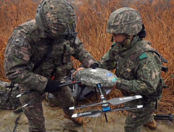 지난 1월13일 경기 파주 무건리 훈련장에서 실시된 ‘아미타이거’ 시범여단 연합훈련에 참가한 장병들이 적 탐지 등 임무수행을 위해 정찰드론을 조립하고 있다. 2023.1.14. 사진공동취재단