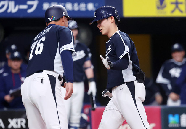 7일 오후 일본 오사카 교세라 돔에서 열린 대한민국 WBC 대표팀과 일본 프로야구 한신 타이거스와의 경기, 대표팀 김혜성이 8회초 선두타자로 나와 솔로홈런을 친 후 김민재 코치의 축하를 받고 있다. 2023.3.7 뉴스1