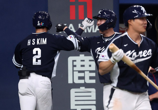 7일 오후 일본 오사카 교세라 돔에서 열린 대한민국 WBC 대표팀과 일본 프로야구 한신 타이거스와의 경기, 대표팀 김혜성이 8회초 선두타자로 나와 솔로홈런을 친 후 박건우의 축하를 받고 있다. 2023.3.7 뉴스1