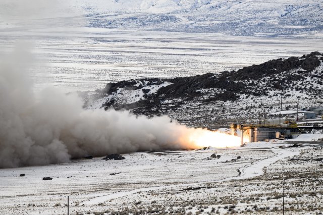 미국이 2일 유타주의 한 엔진시험장에서 미니트맨3를 대체하기 위해 개발 중인 차세대 대륙간탄도미사일(ICBM) ‘센티넬’의  1단 고체엔진의 첫 지상 분출 시험을 실시하고 있다. 출처 미 공군 SNS