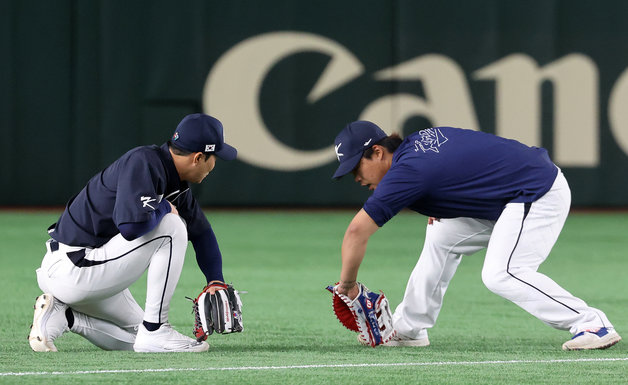 2023 월드베이스볼클래식(WBC)에 출전하는 야구 국가대표팀 강백호가 8일 오전 일본 도쿄 돔에서 김하성에게 수비 훈련을 배우고 있다. 호주, 일본, 중국, 체코와 B조에 편성된 대표팀은 9일 낮 12시 호주와 첫 경기를 갖는다. 2023.3.8 뉴스1