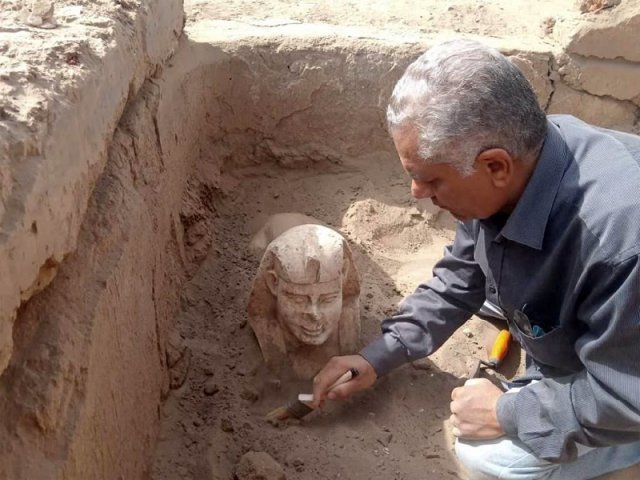 이집트 남부 덴데라 하토르 신전에서 석회암으로 된 스핑크스가 발굴되고 있다. 이집트 관광유물부 제공