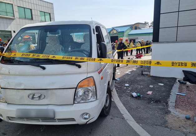 8일 오전 10시 30분께 전북 순창군 구림면 한 농협 주차장에서 1t트럭이 조합장 투표를 기다리던 인파를 들이받았다. 이 사고로 현재까지 2명이 심정지 상태이고, 15명은 다쳐 치료 중인 것으로 파악됐다. 2023.3.8/뉴스1