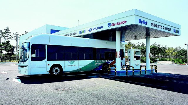 인천국제공항을 순환하는 여객용 셔틀버스가 제2여객터미널 수소충전소에서 수소를 충전하고 있다. 인천국제공항공사 제공