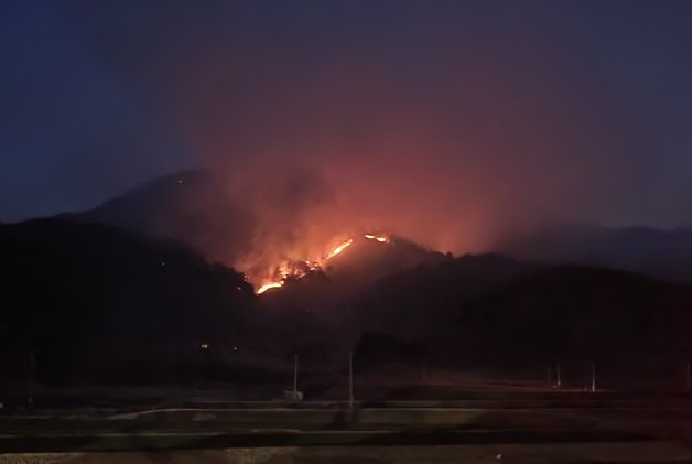 합천군 용주면 월평리 야산에서 발생한 산불이 날이 어두워지면서 긴 띠를 드러내고 있다. 2023.3.8 뉴스1