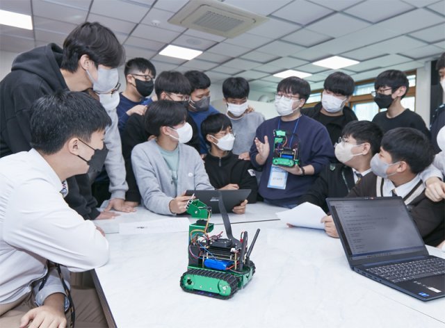 올해 초 경기 동두천시 신흥중에서 동양대 주최로 진행된 디지털 새싹 캠프. 학생들이 인공지능(AI)을 비롯해 로봇, 코딩 등에 대한 수업을 듣고 있다. 교육부 제공