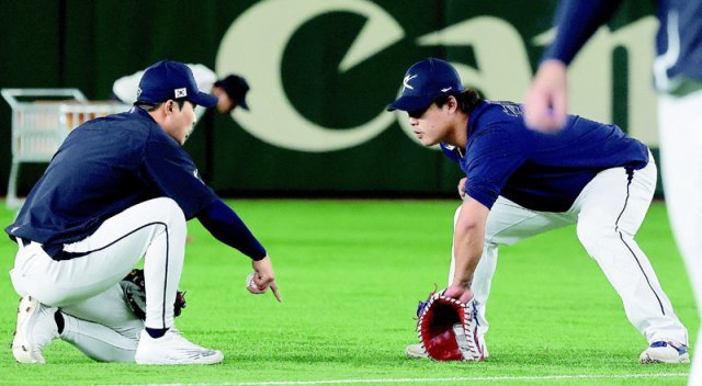 김하성 “ML 수비법 알려줄게” 강백호에 조언 월드베이스볼클래식(WBC) 한국 대표팀 유격수 김하성(왼쪽)이 호주와의
 조별리그 첫 경기를 하루 앞둔 8일 일본 도쿄돔에서 진행된 훈련 때 후배 강백호에게 내야 수비 방법에 대해 조언하고 있다. 
김하성은 1루수 미트를 낀 강백호에게 원바운드, 투바운드로 공을 던져주면서 까다로운 포구 훈련을 도왔다. 지명타자로 나설 가능성이
 높은 강백호는 백업 1루수 출전도 준비하고 있다. 도쿄=뉴스1