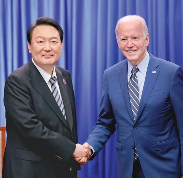 윤석열 대통령(왼쪽)과 조 바이든 미국 대통령이 지난해 11월 캄보디아 프놈펜에서 아세안(ASEAN·동남아시아국가연합) 정상회의를
 계기로 열린 한미 정상회담에서 악수하고 있다. 두 정상은 4월 26일 미국 워싱턴에서 세 번째 회담을 앞두고 있다. 대통령실 
제공